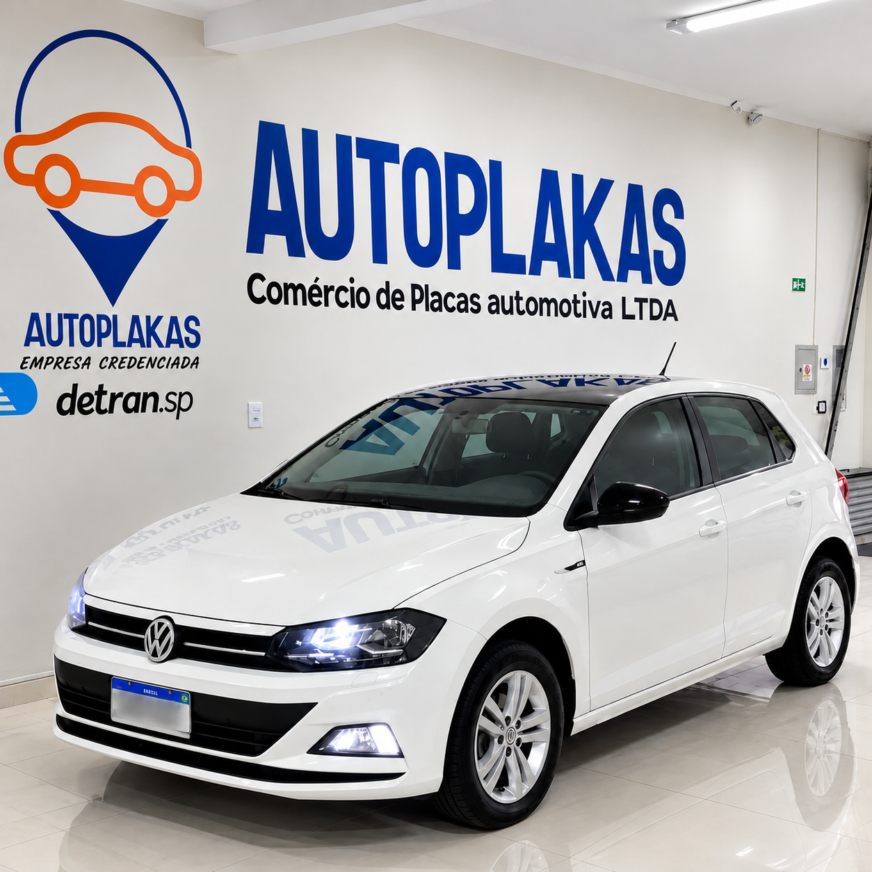 Veículo branco no espaço da Autoplakas com a marca na parede